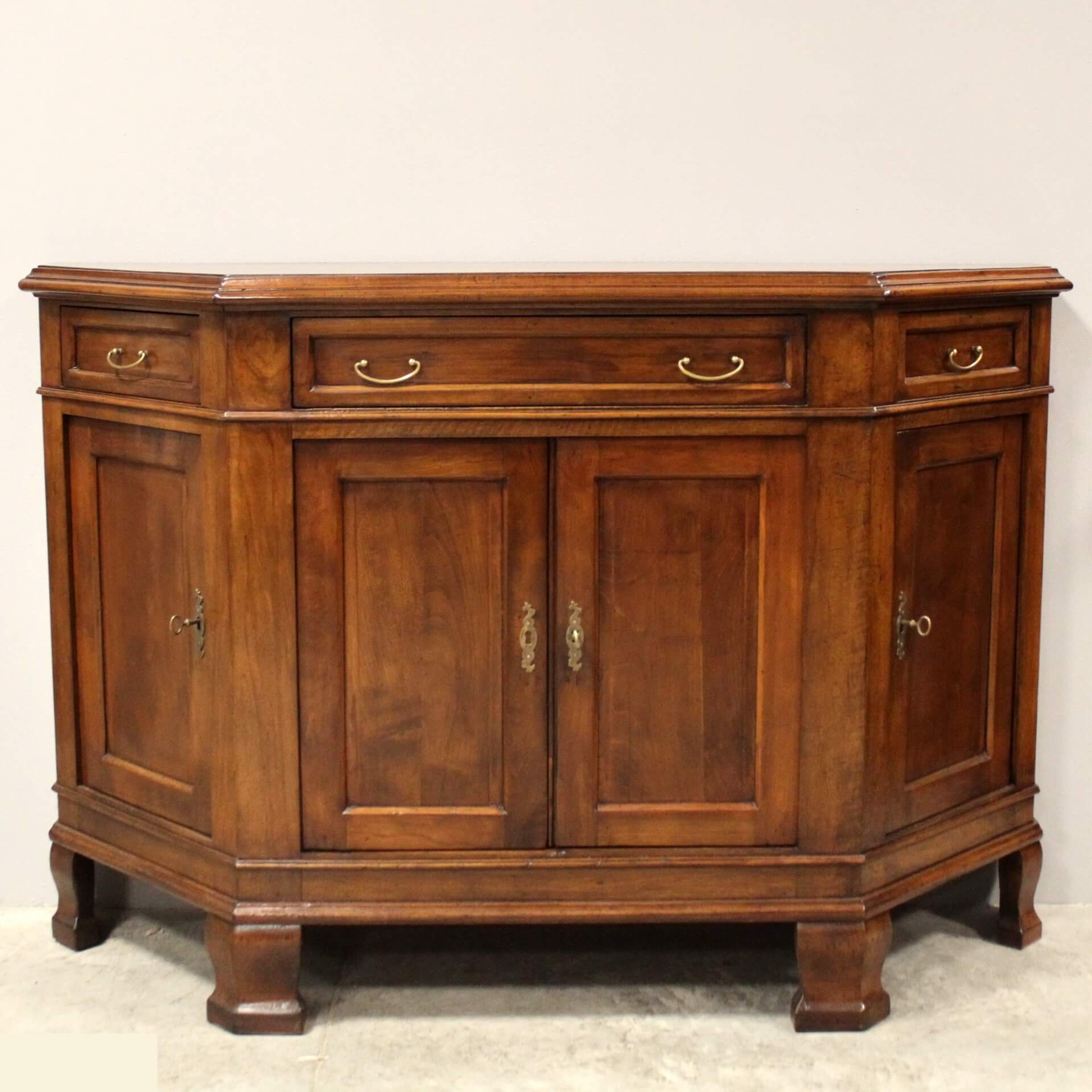 Credenza scantonata in ciliegio massello a quattro ante, fine '700