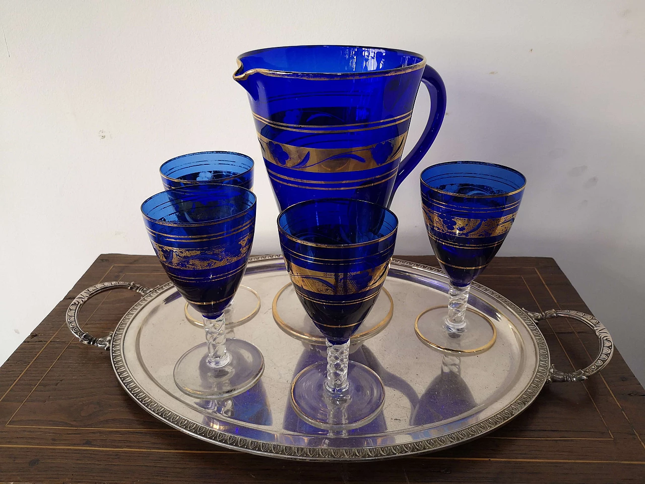 4 Bicchieri e caraffa in vetro di Murano blu cobalto e oro, metà '800 1