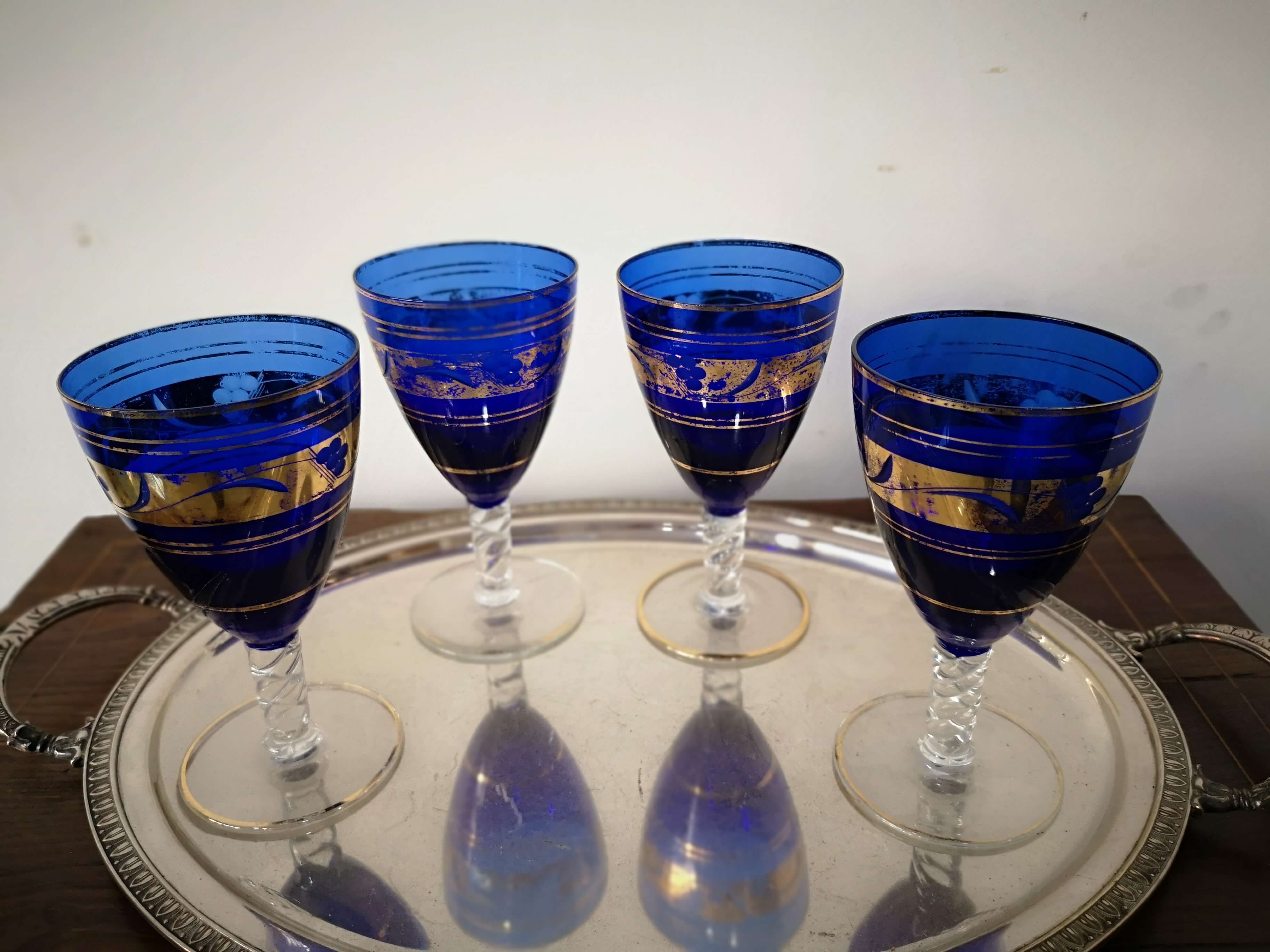 4 Bicchieri e caraffa in vetro di Murano blu cobalto e oro, metà '800