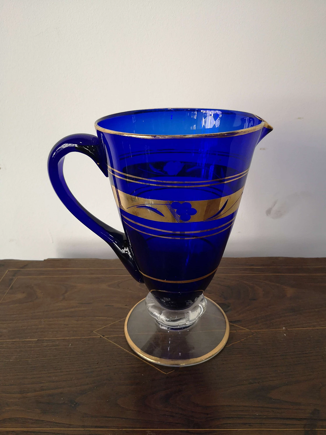 4 Bicchieri e caraffa in vetro di Murano blu cobalto e oro, metà '800 5