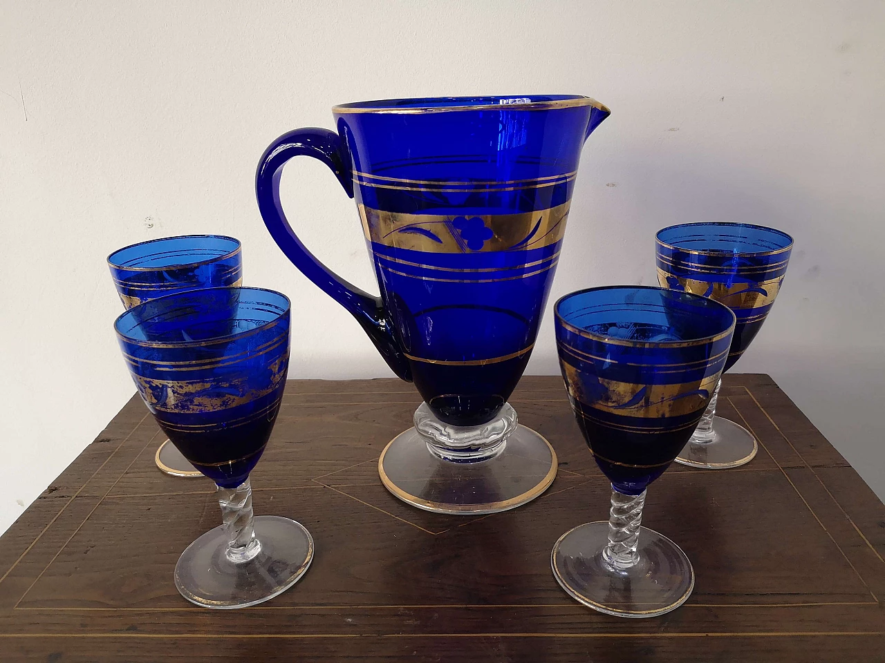 4 Bicchieri e caraffa in vetro di Murano blu cobalto e oro, metà '800 6