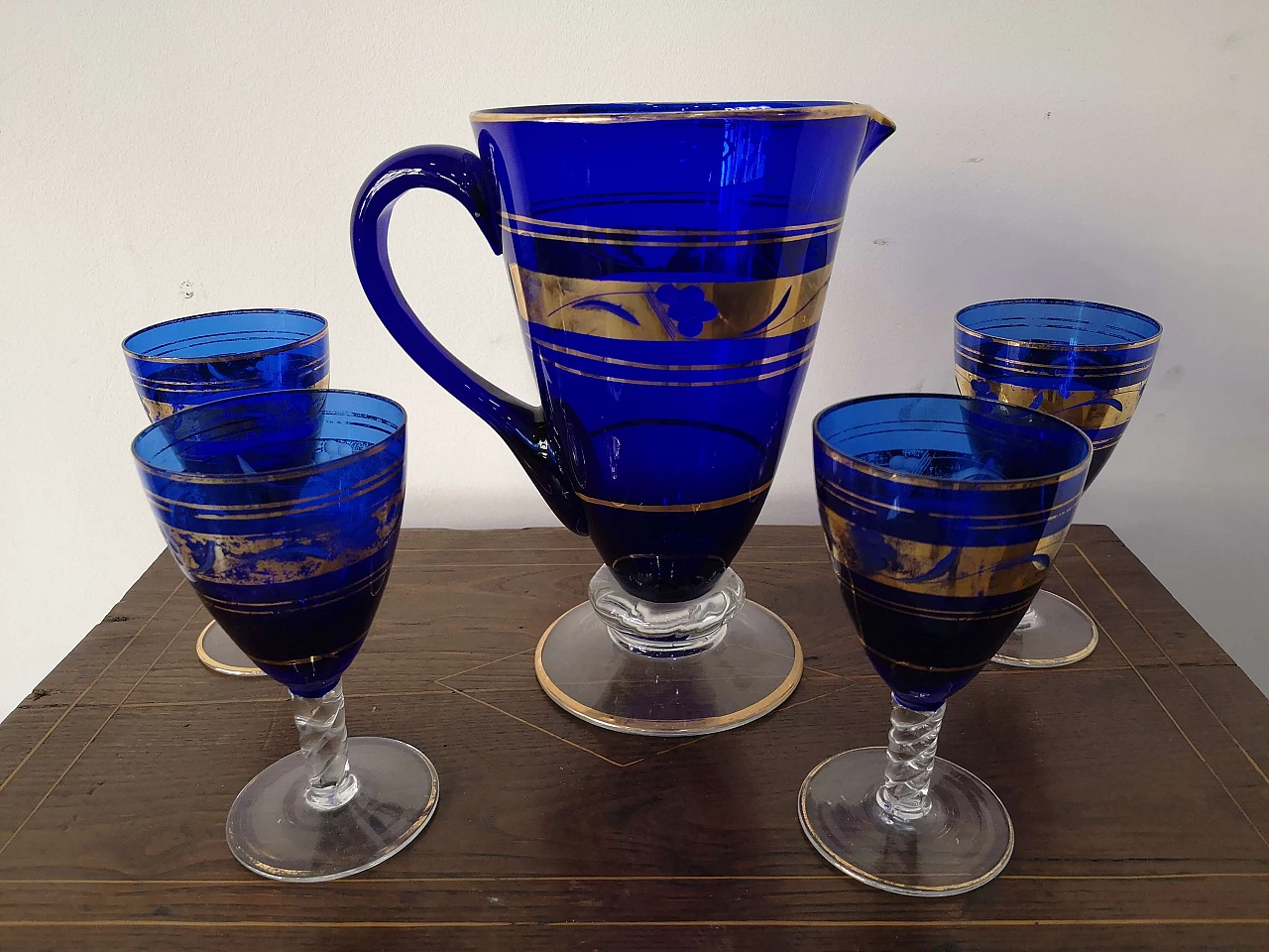 4 Bicchieri e caraffa in vetro di Murano blu cobalto e oro, metà '800 7