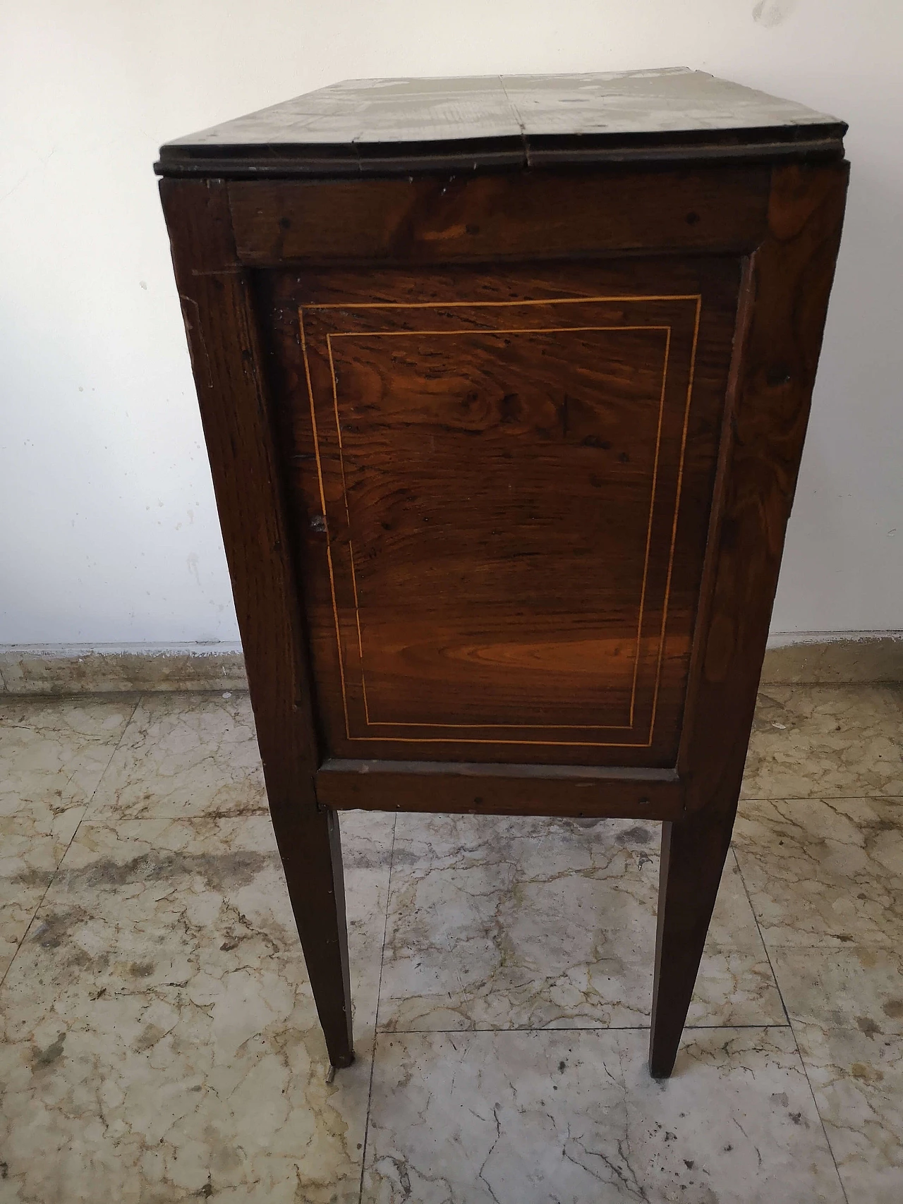 Louis XVI chestnut chest of drawers, 18th century 10