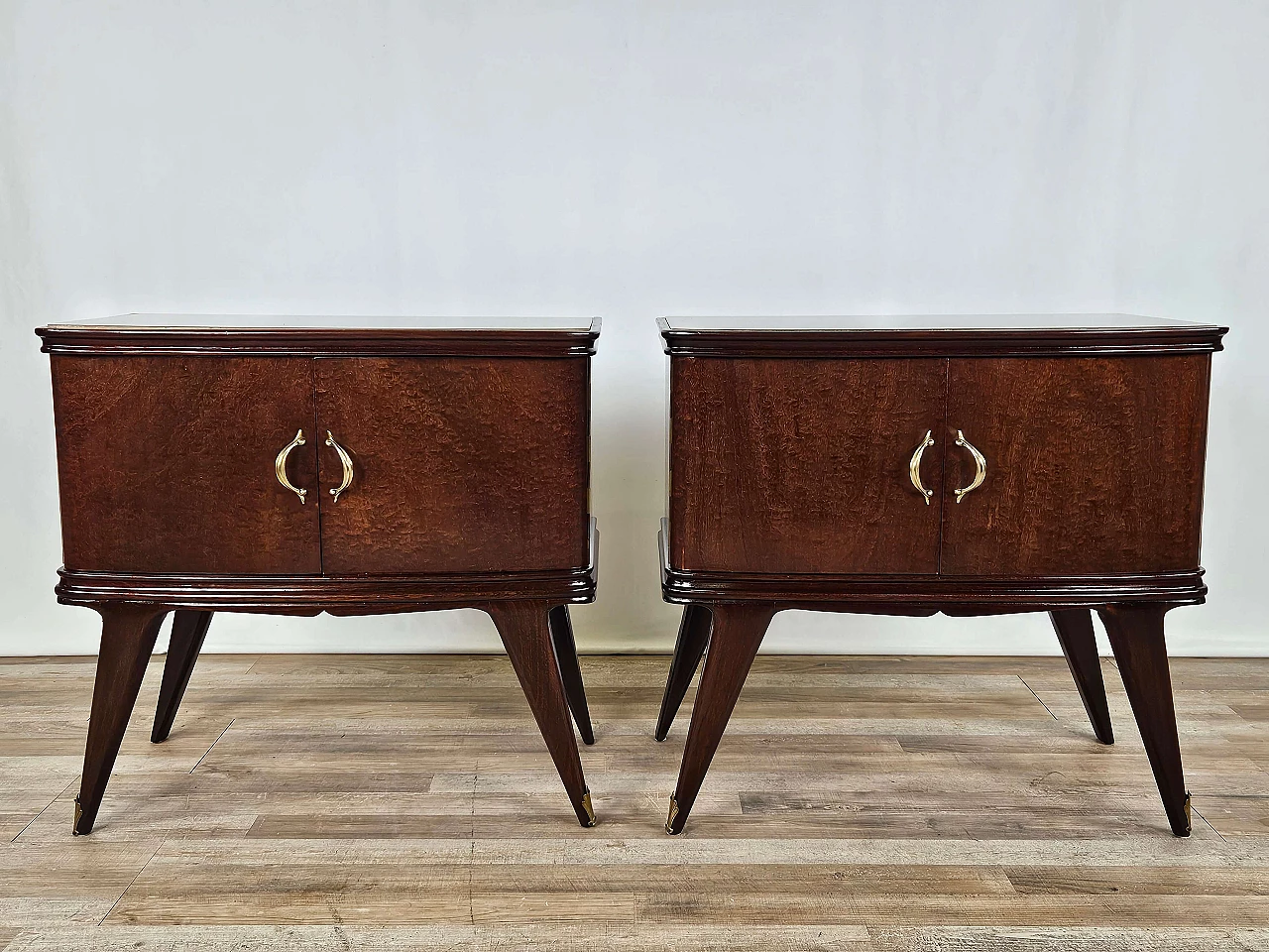 Pair of mahogany feather bedside tables with glass and brass handles, 1950s 1