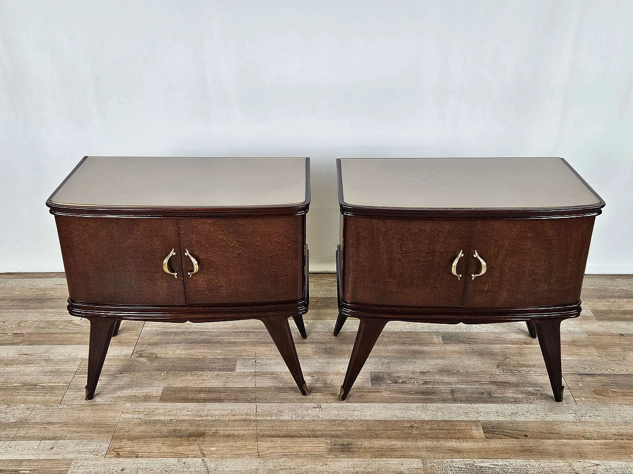 Pair of mahogany feather bedside tables with glass and brass handles, 1950s 2