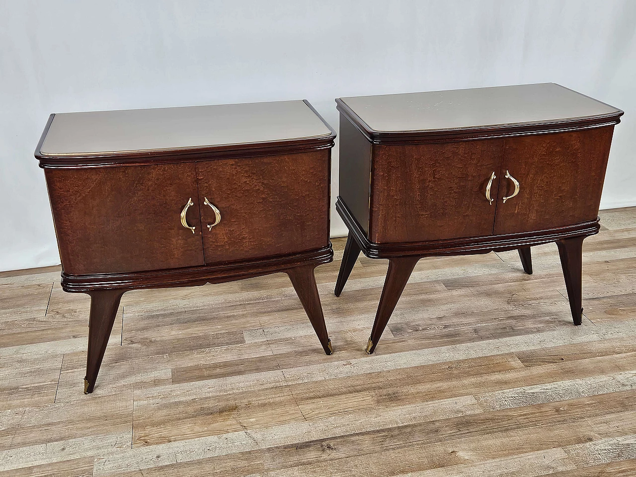 Pair of mahogany feather bedside tables with glass and brass handles, 1950s 3