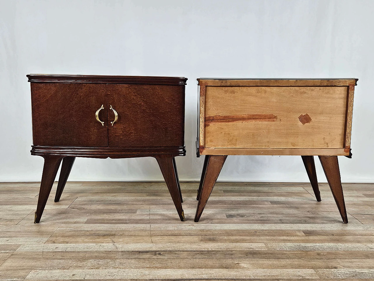 Pair of mahogany feather bedside tables with glass and brass handles, 1950s 5