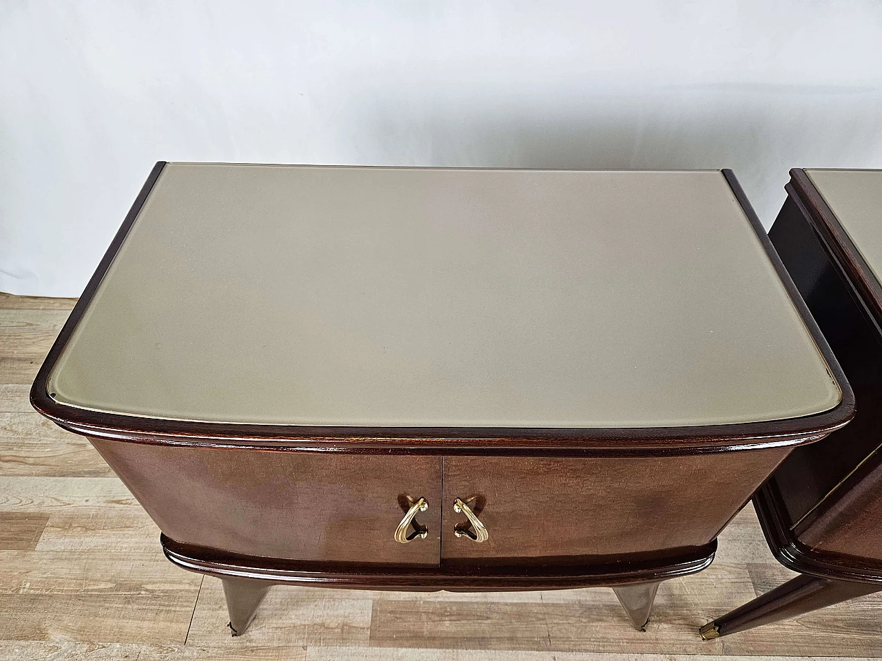 Pair of mahogany feather bedside tables with glass and brass handles, 1950s 7