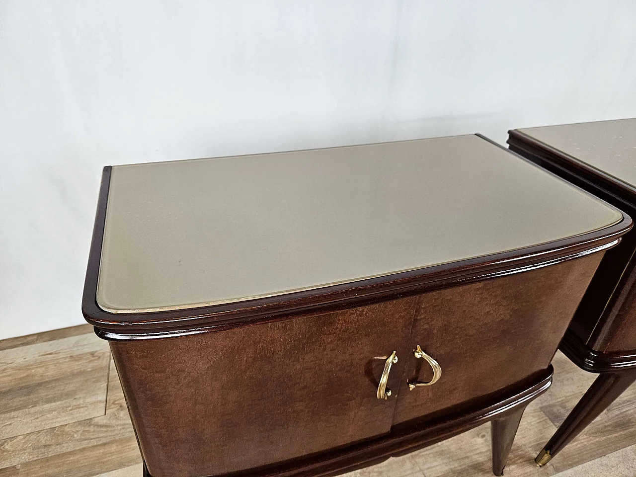 Pair of mahogany feather bedside tables with glass and brass handles, 1950s 8