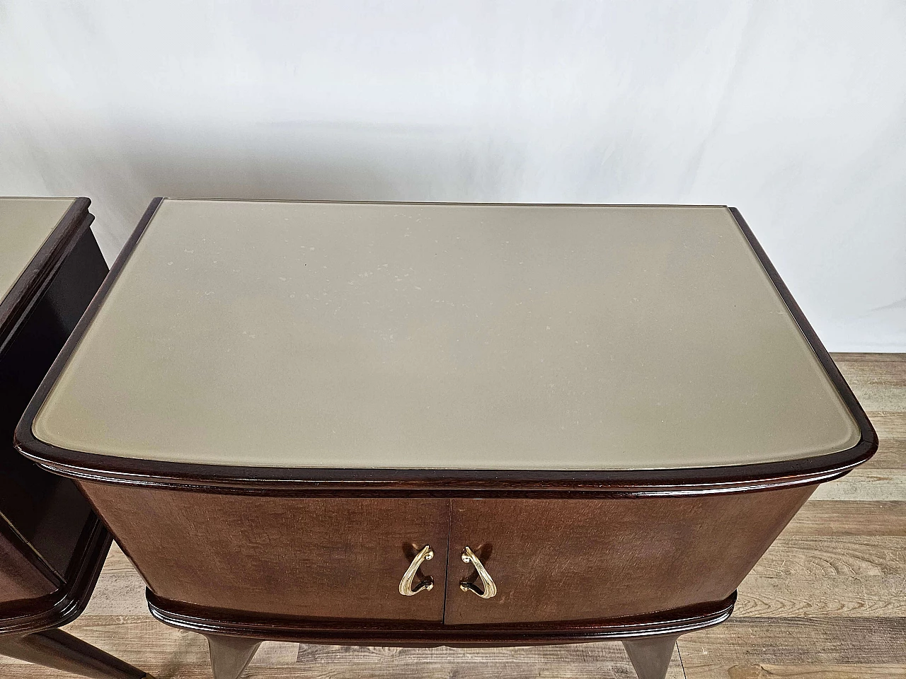 Pair of mahogany feather bedside tables with glass and brass handles, 1950s 9