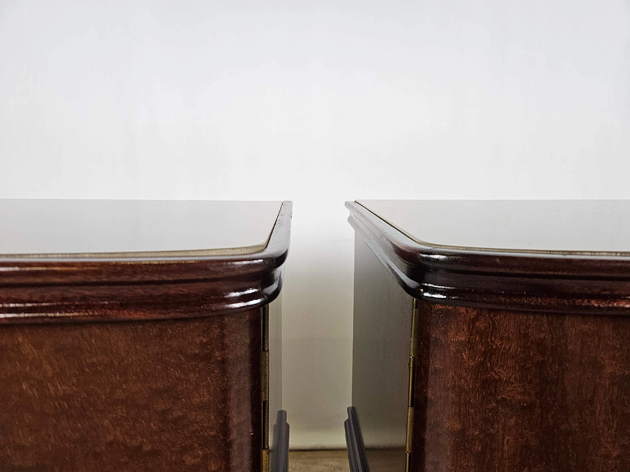 Pair of mahogany feather bedside tables with glass and brass handles, 1950s 11