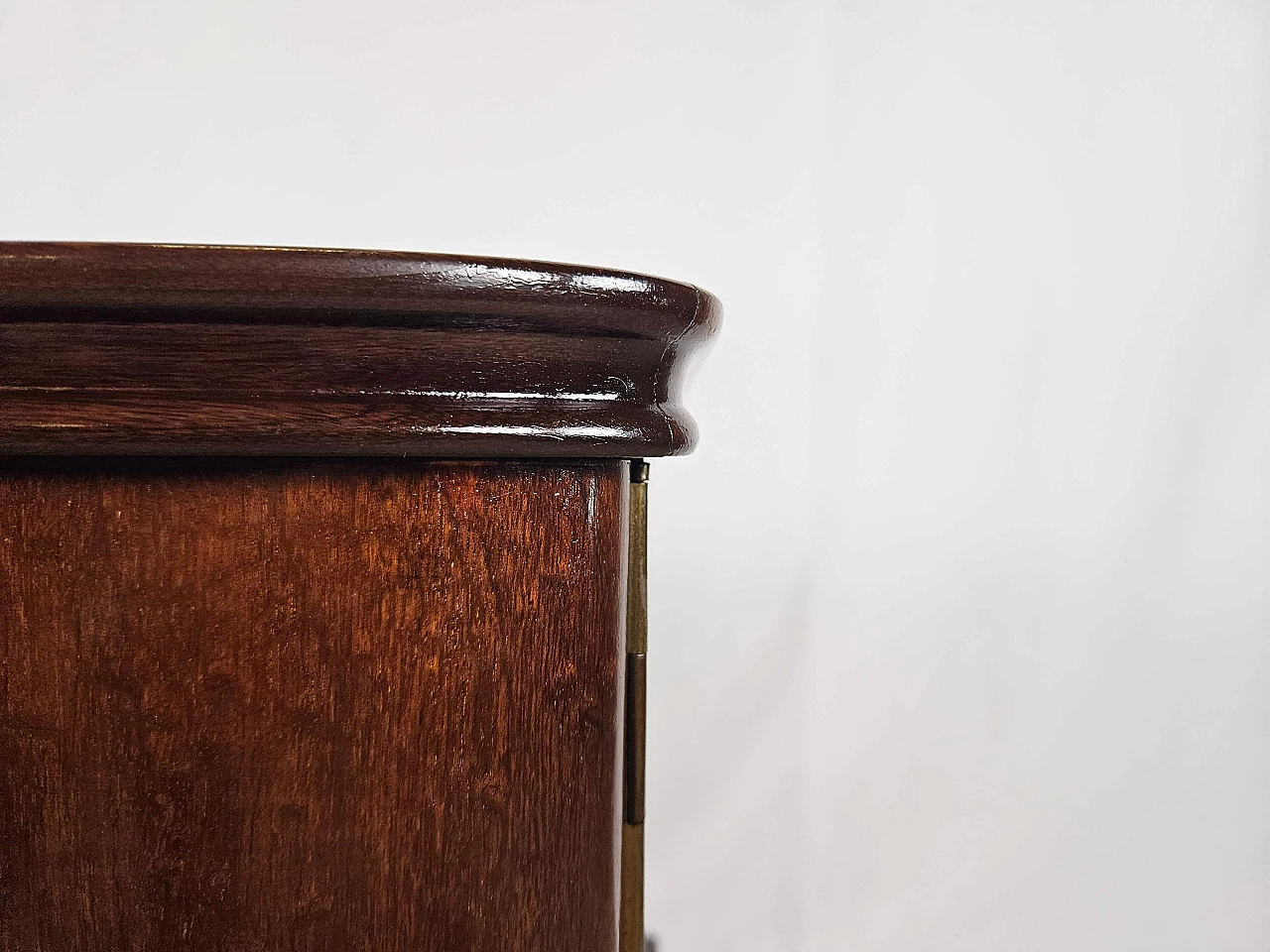 Pair of mahogany feather bedside tables with glass and brass handles, 1950s 16