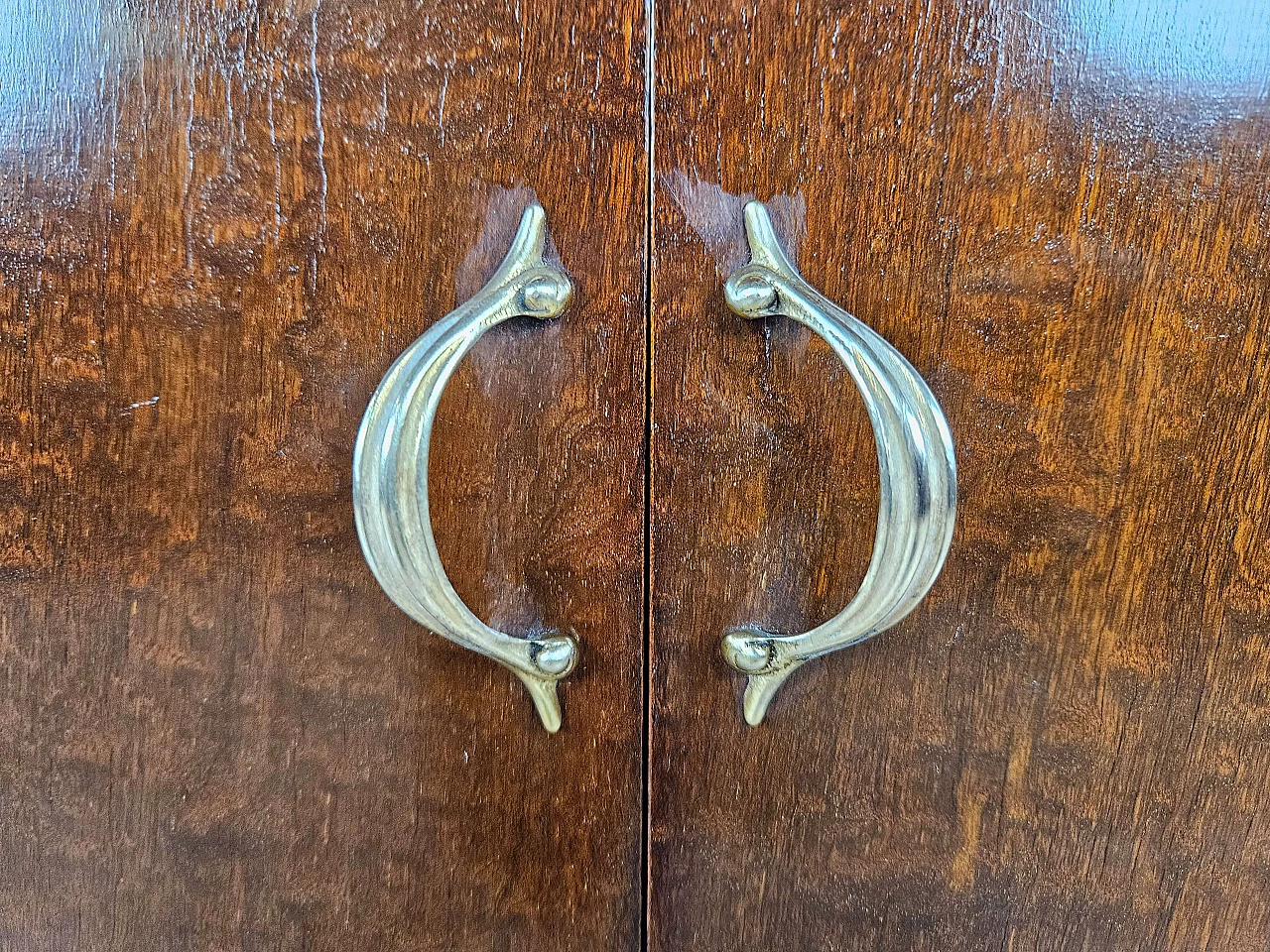 Pair of mahogany feather bedside tables with glass and brass handles, 1950s 17