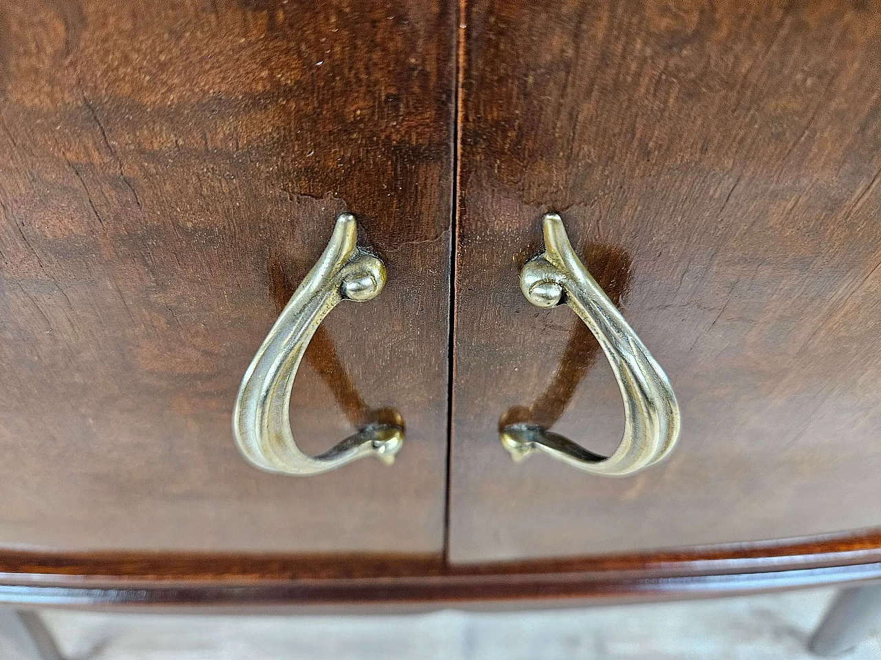 Pair of mahogany feather bedside tables with glass and brass handles, 1950s 18