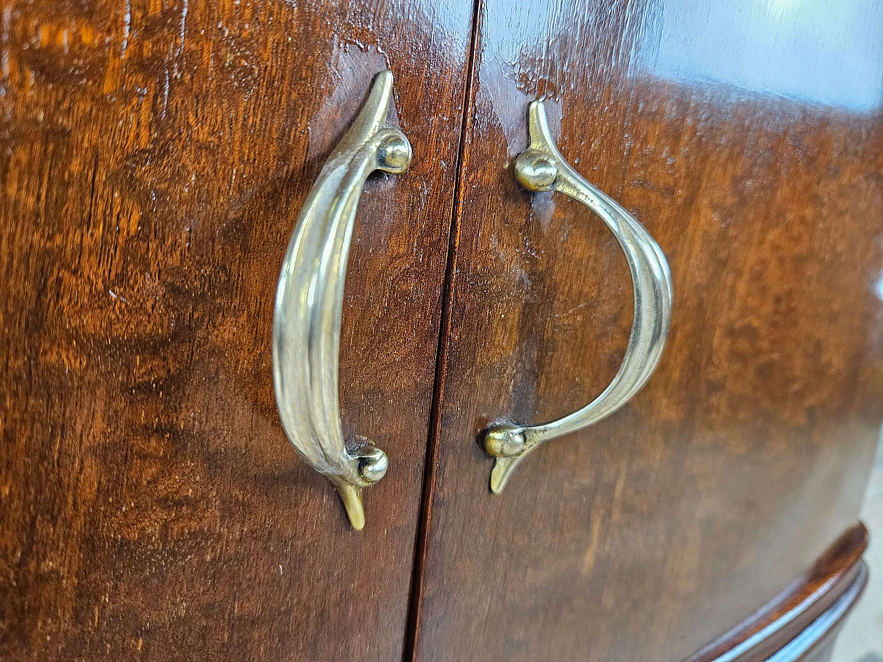 Pair of mahogany feather bedside tables with glass and brass handles, 1950s 19