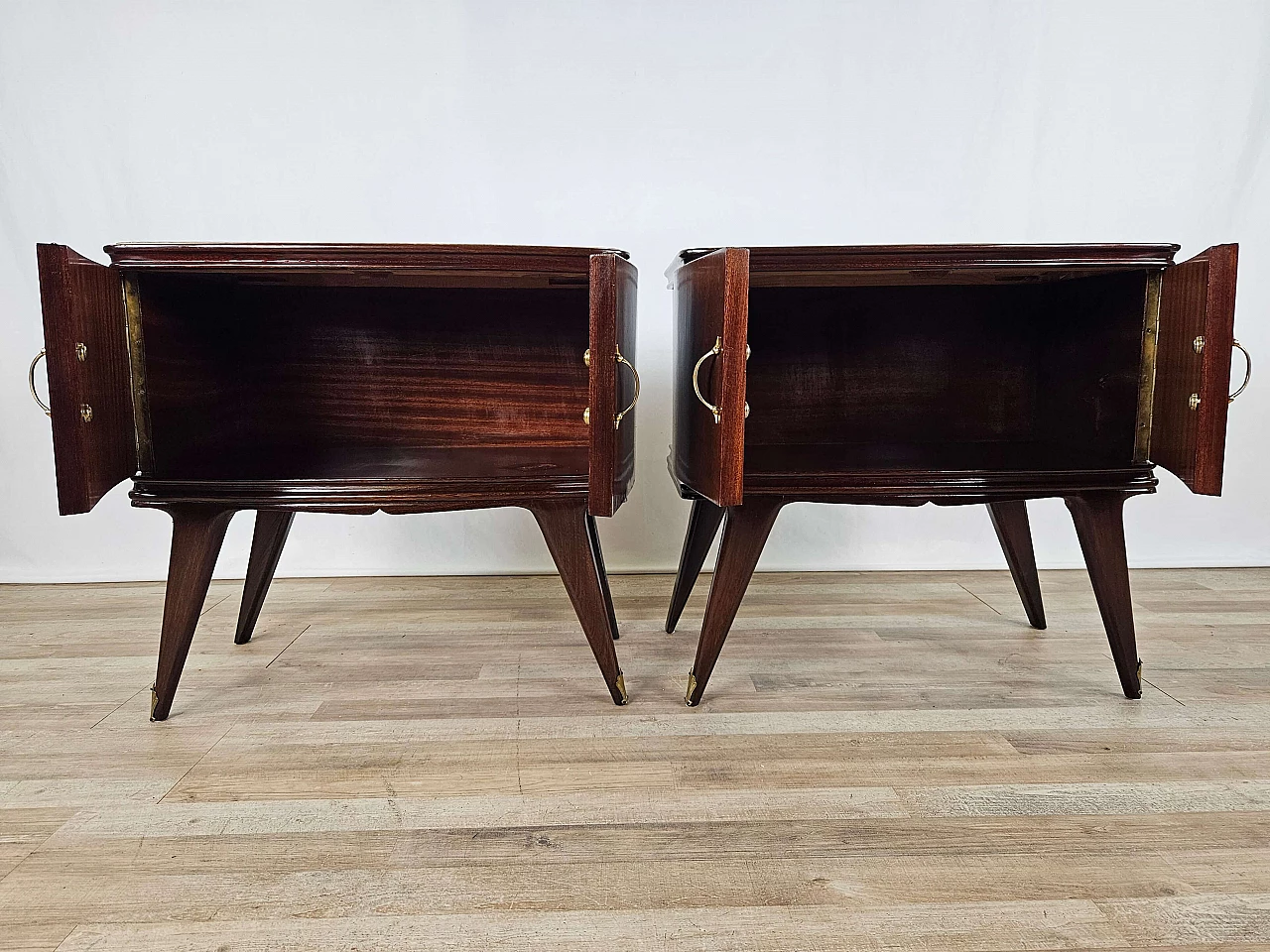 Pair of mahogany feather bedside tables with glass and brass handles, 1950s 20