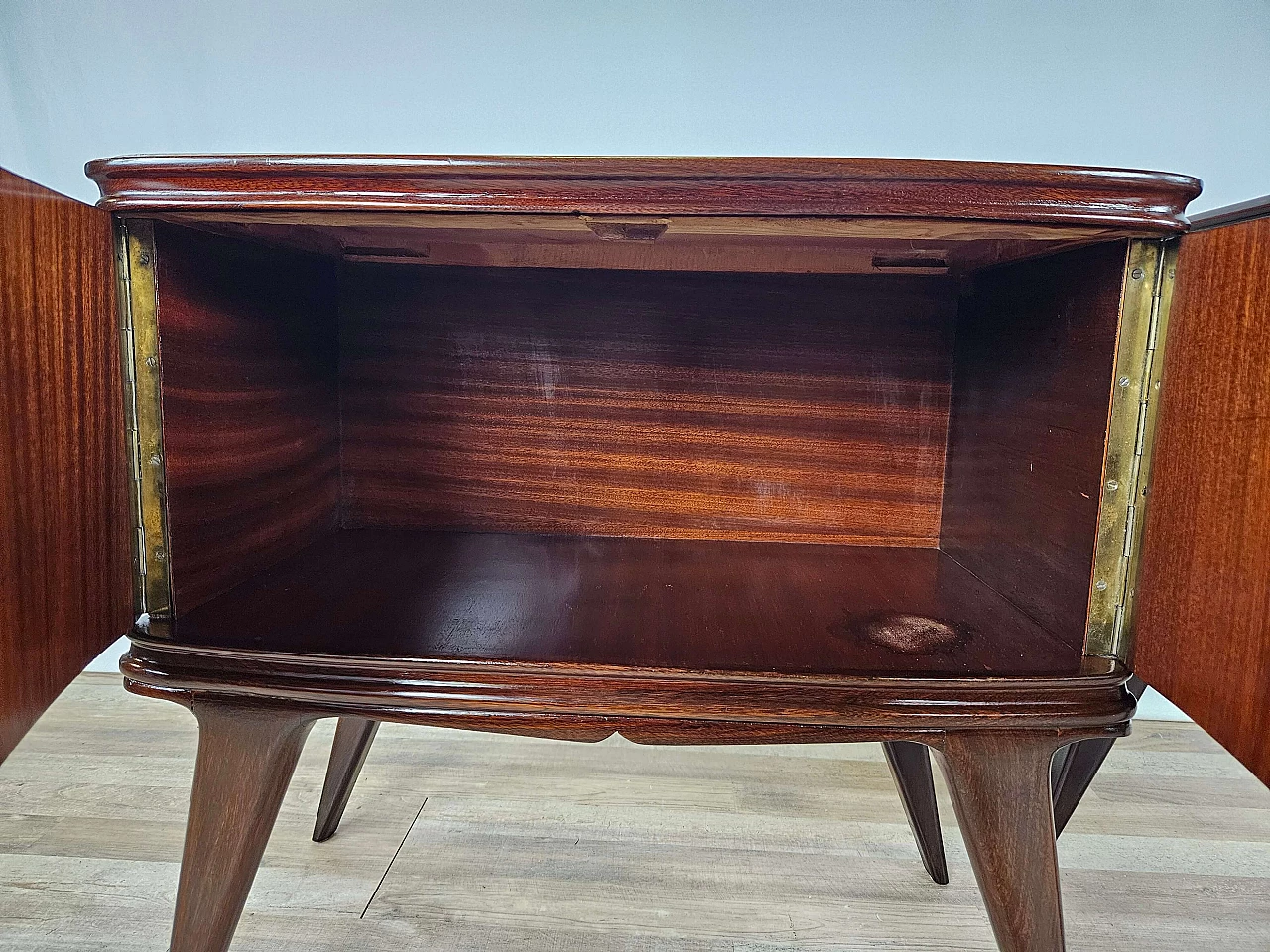 Pair of mahogany feather bedside tables with glass and brass handles, 1950s 21