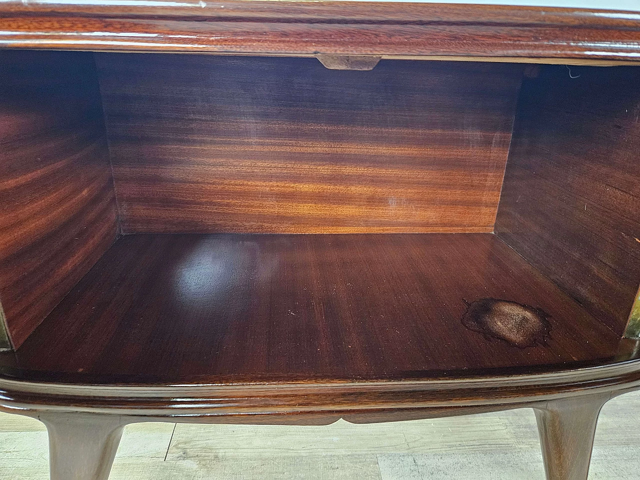 Pair of mahogany feather bedside tables with glass and brass handles, 1950s 22