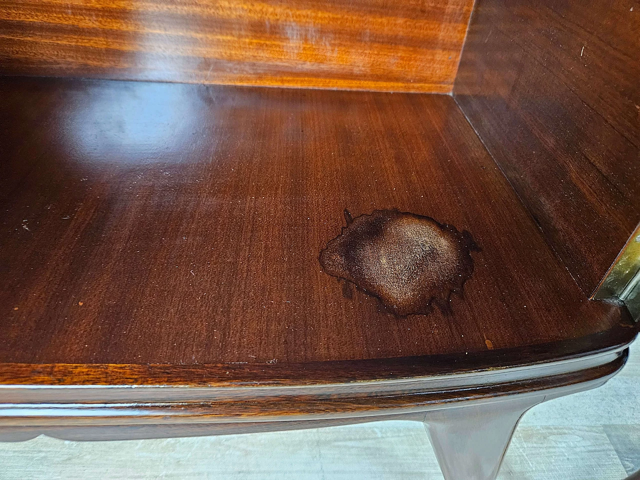 Pair of mahogany feather bedside tables with glass and brass handles, 1950s 23