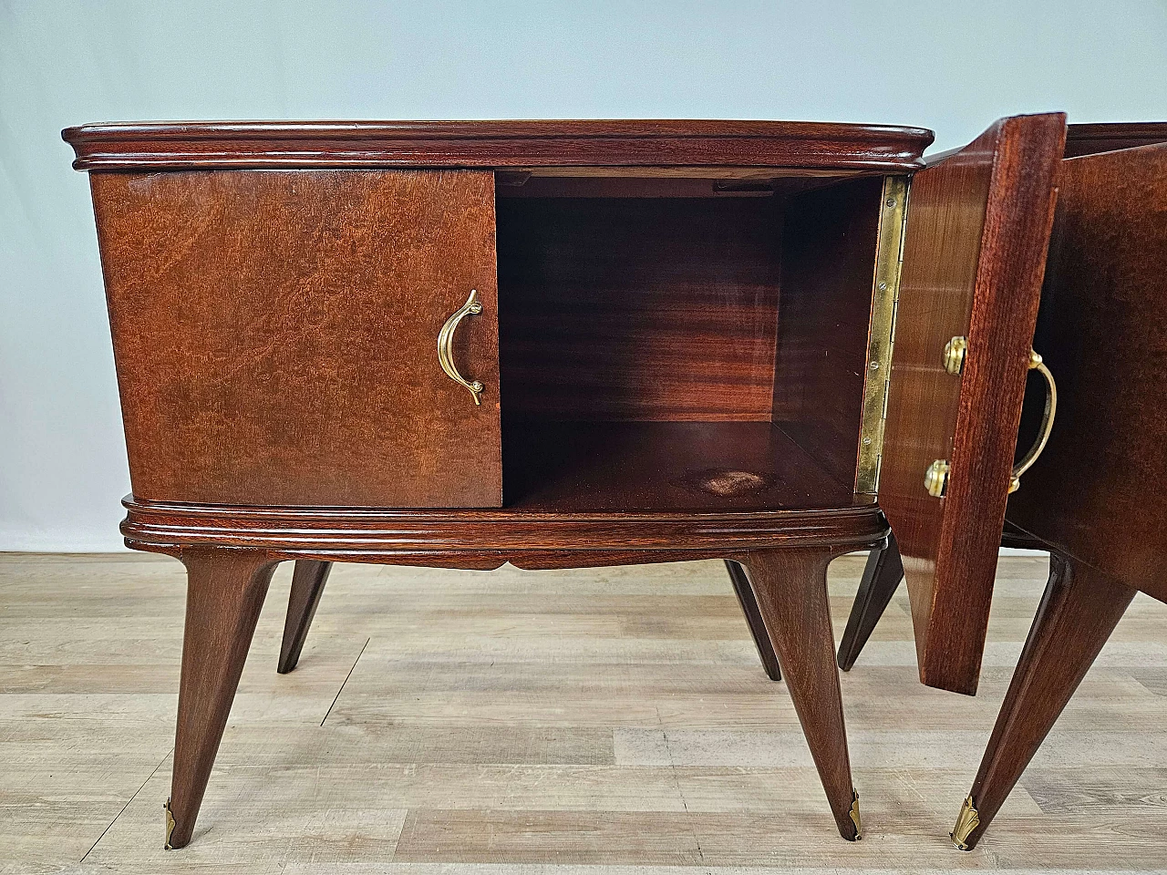 Pair of mahogany feather bedside tables with glass and brass handles, 1950s 25