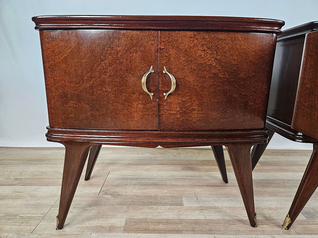 Pair of mahogany feather bedside tables with glass and brass handles, 1950s 26