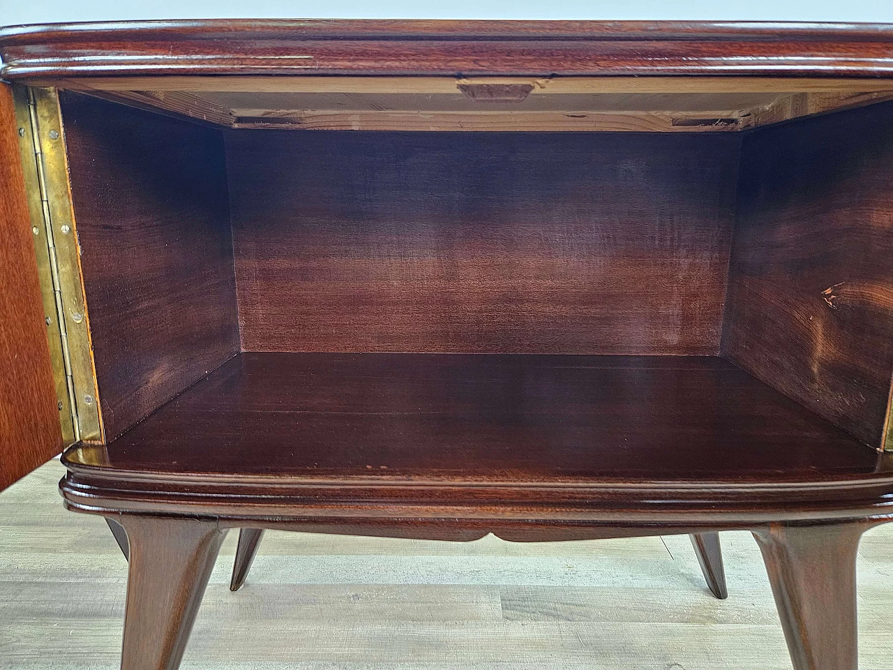 Pair of mahogany feather bedside tables with glass and brass handles, 1950s 27