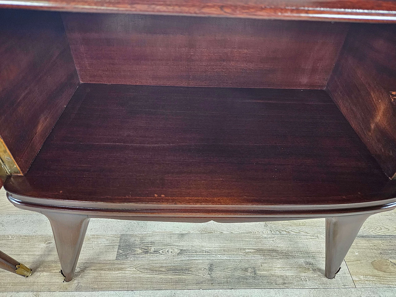 Pair of mahogany feather bedside tables with glass and brass handles, 1950s 28