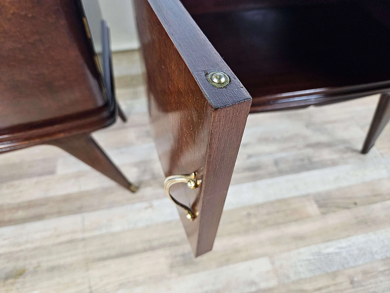 Pair of mahogany feather bedside tables with glass and brass handles, 1950s 29