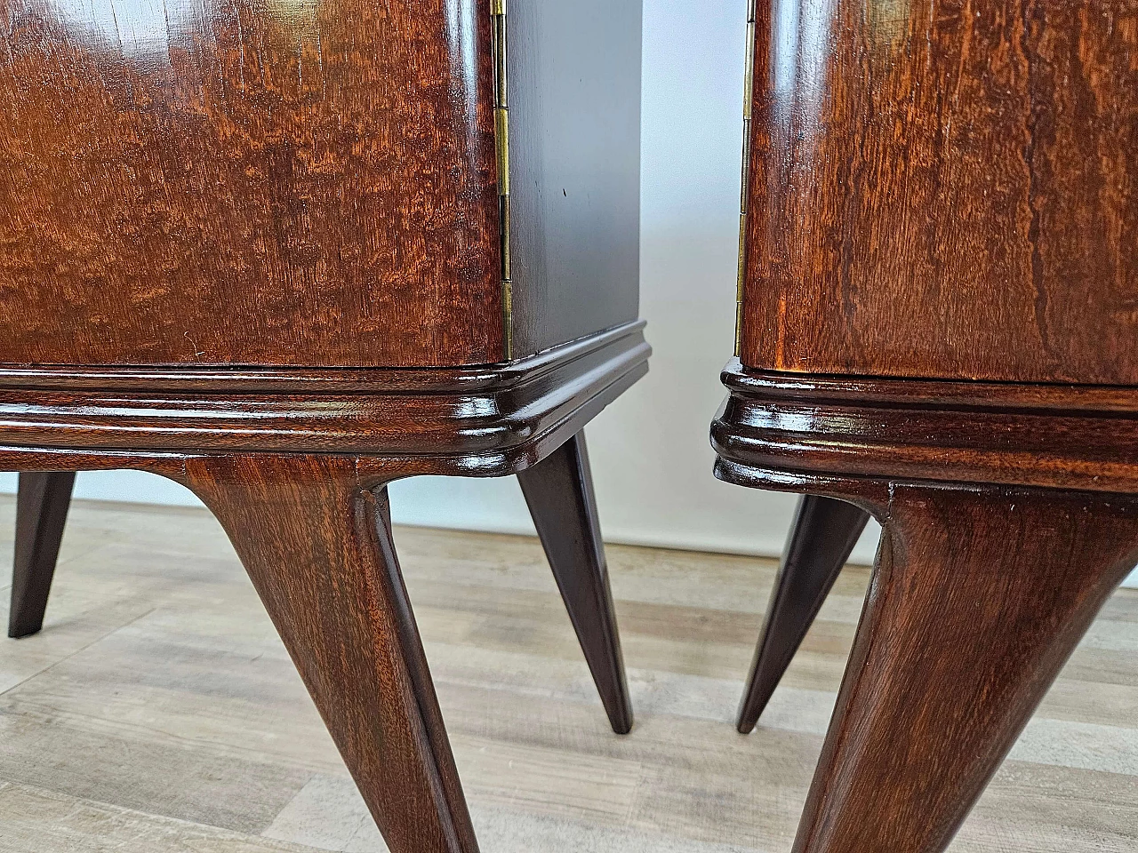 Pair of mahogany feather bedside tables with glass and brass handles, 1950s 30