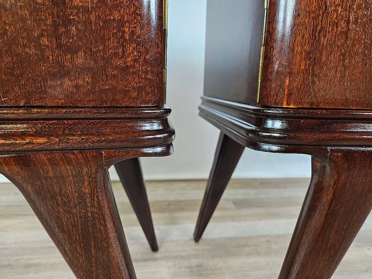 Pair of mahogany feather bedside tables with glass and brass handles, 1950s 31