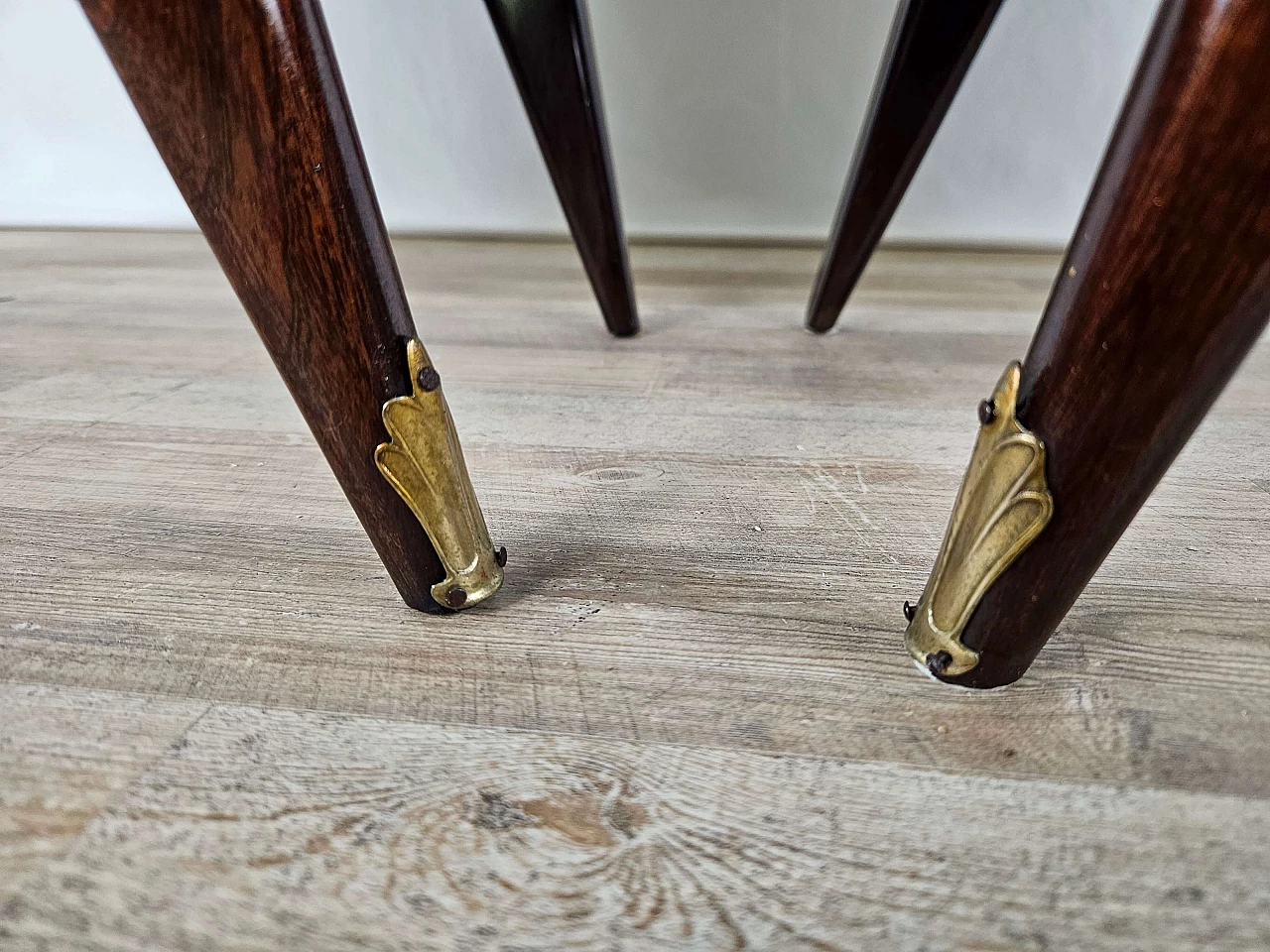 Pair of mahogany feather bedside tables with glass and brass handles, 1950s 33