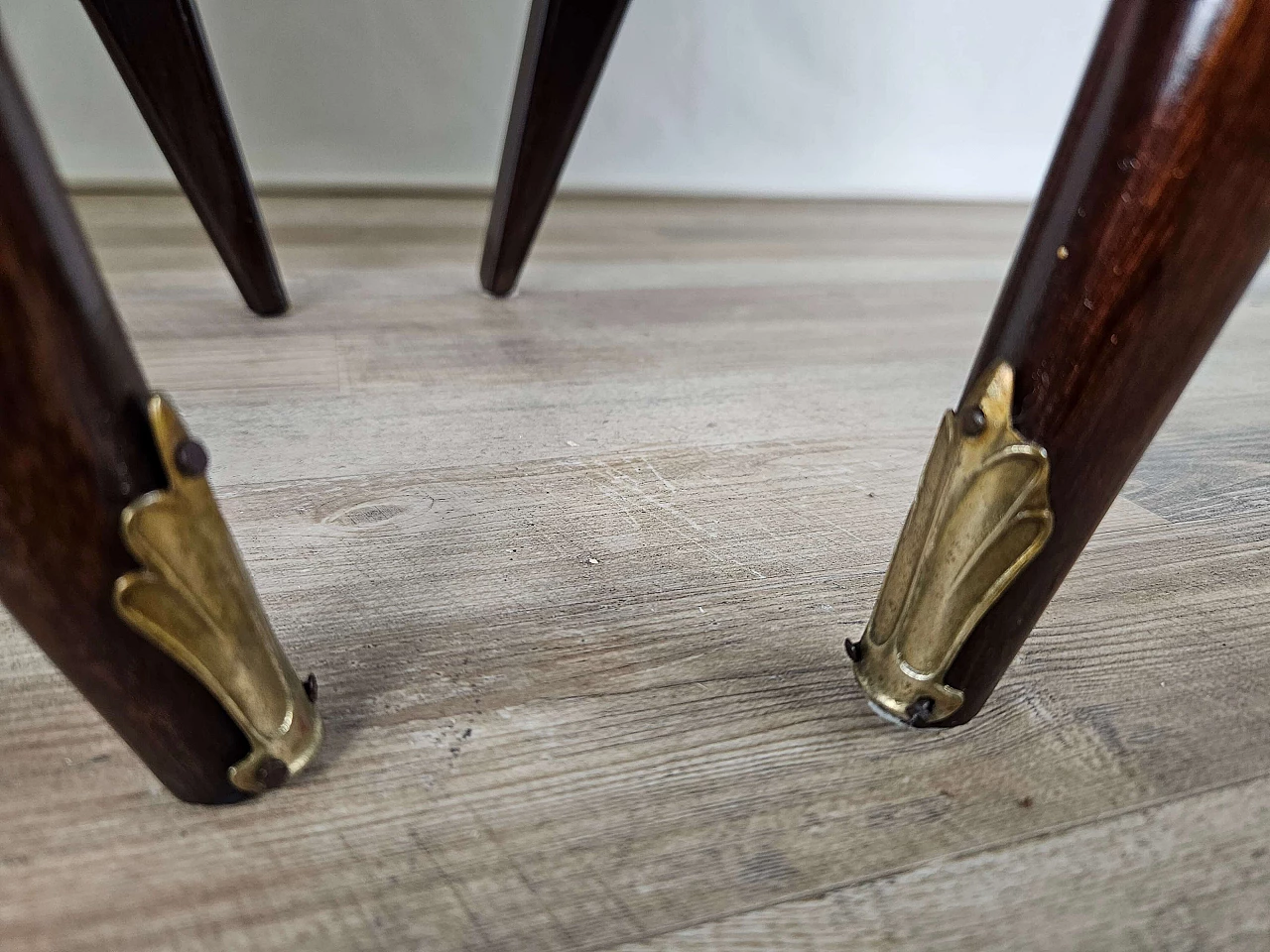 Pair of mahogany feather bedside tables with glass and brass handles, 1950s 34