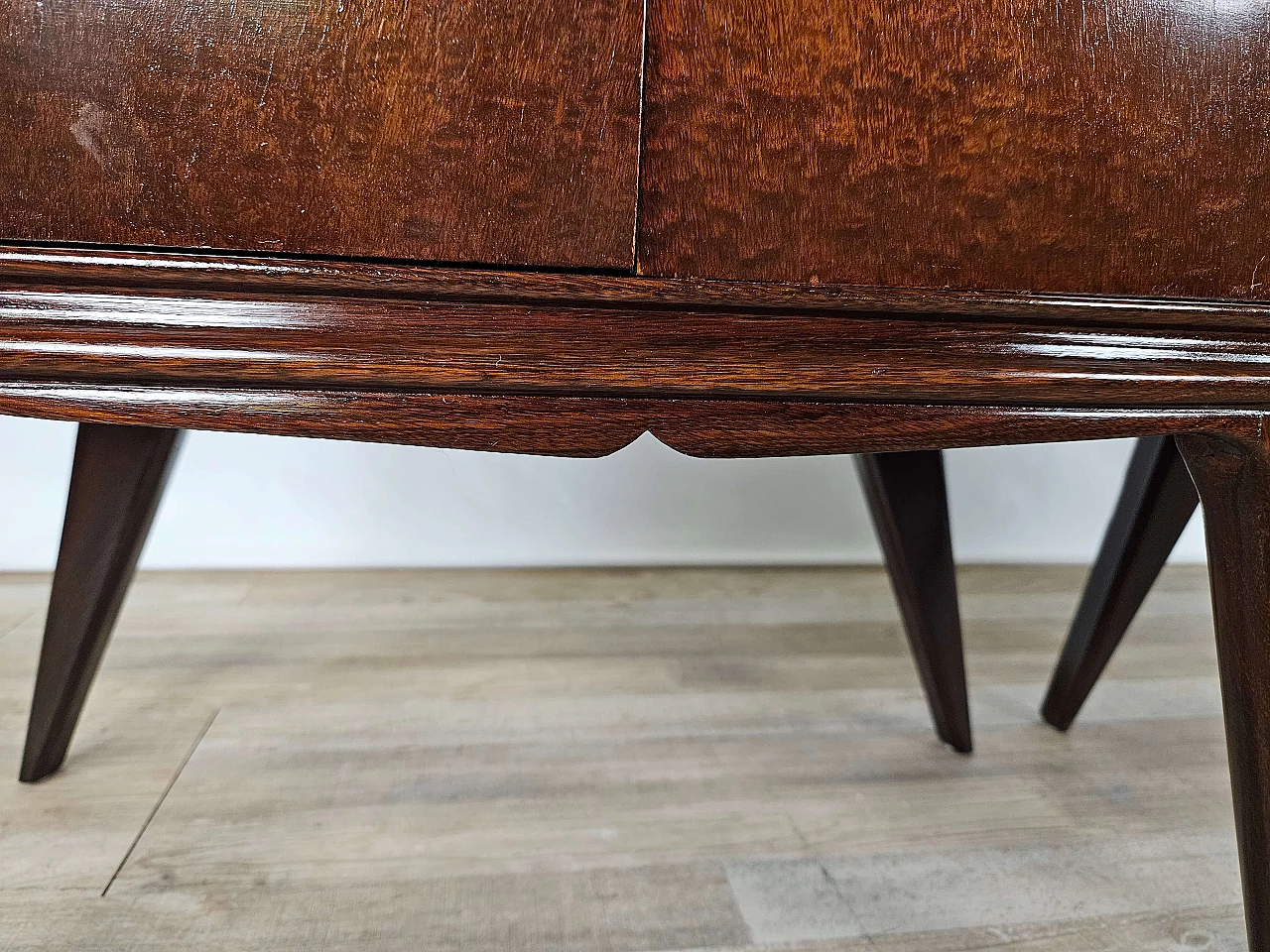 Pair of mahogany feather bedside tables with glass and brass handles, 1950s 35