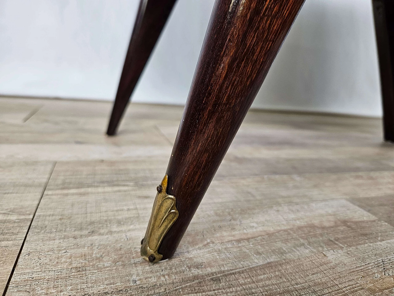 Pair of mahogany feather bedside tables with glass and brass handles, 1950s 36