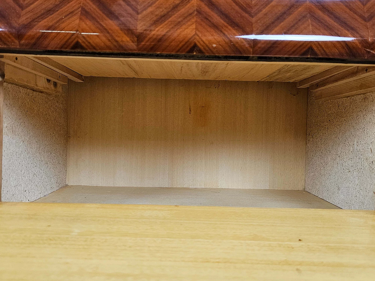 Pair of mahogany, maple and rosewood bedside tables with glass top and flap, 1960s 29