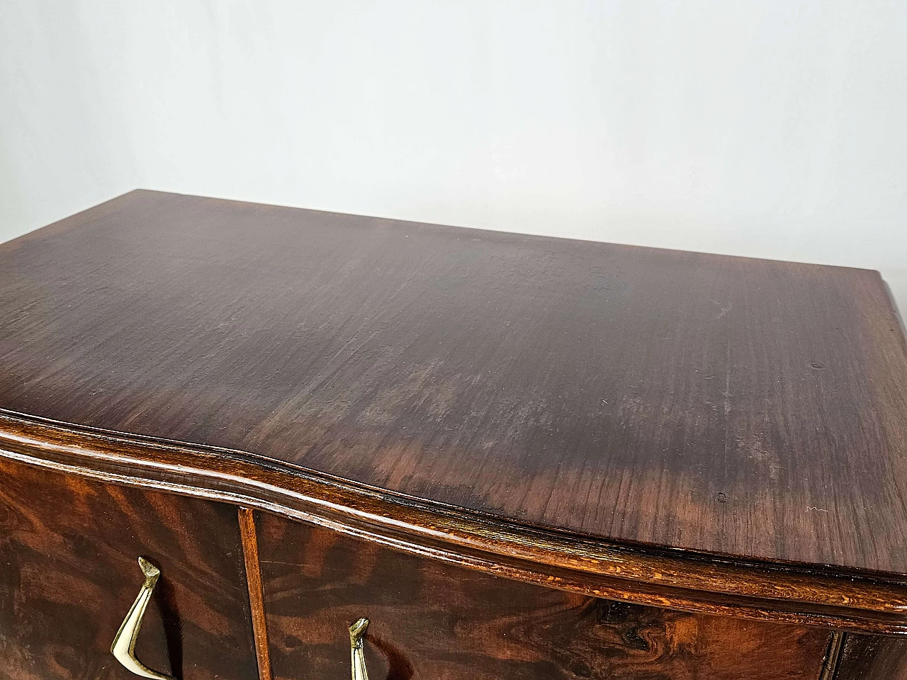 Pair of walnut bedside tables with brass handles and wavy legs, 1950s 10