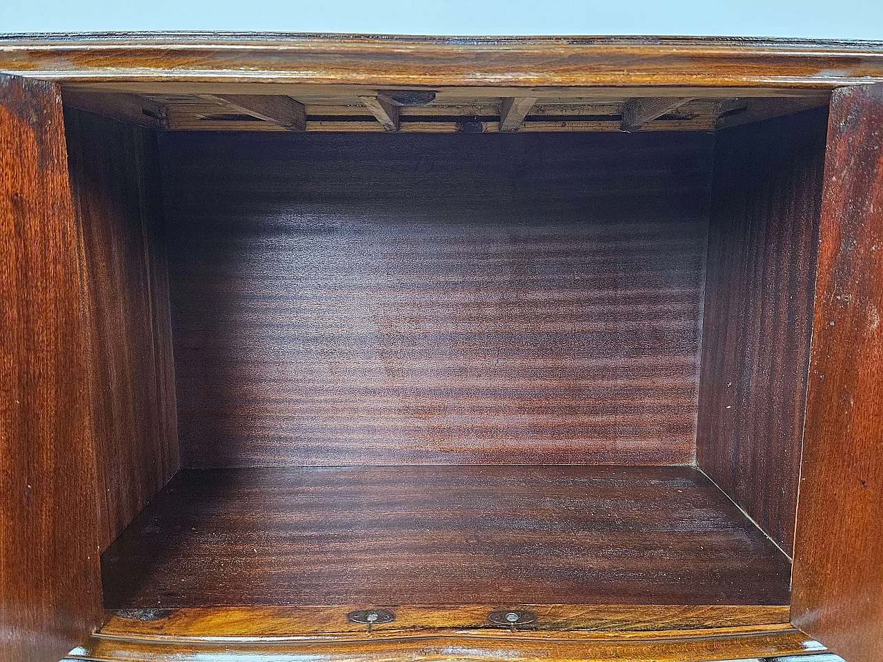 Pair of walnut bedside tables with brass handles and wavy legs, 1950s 29