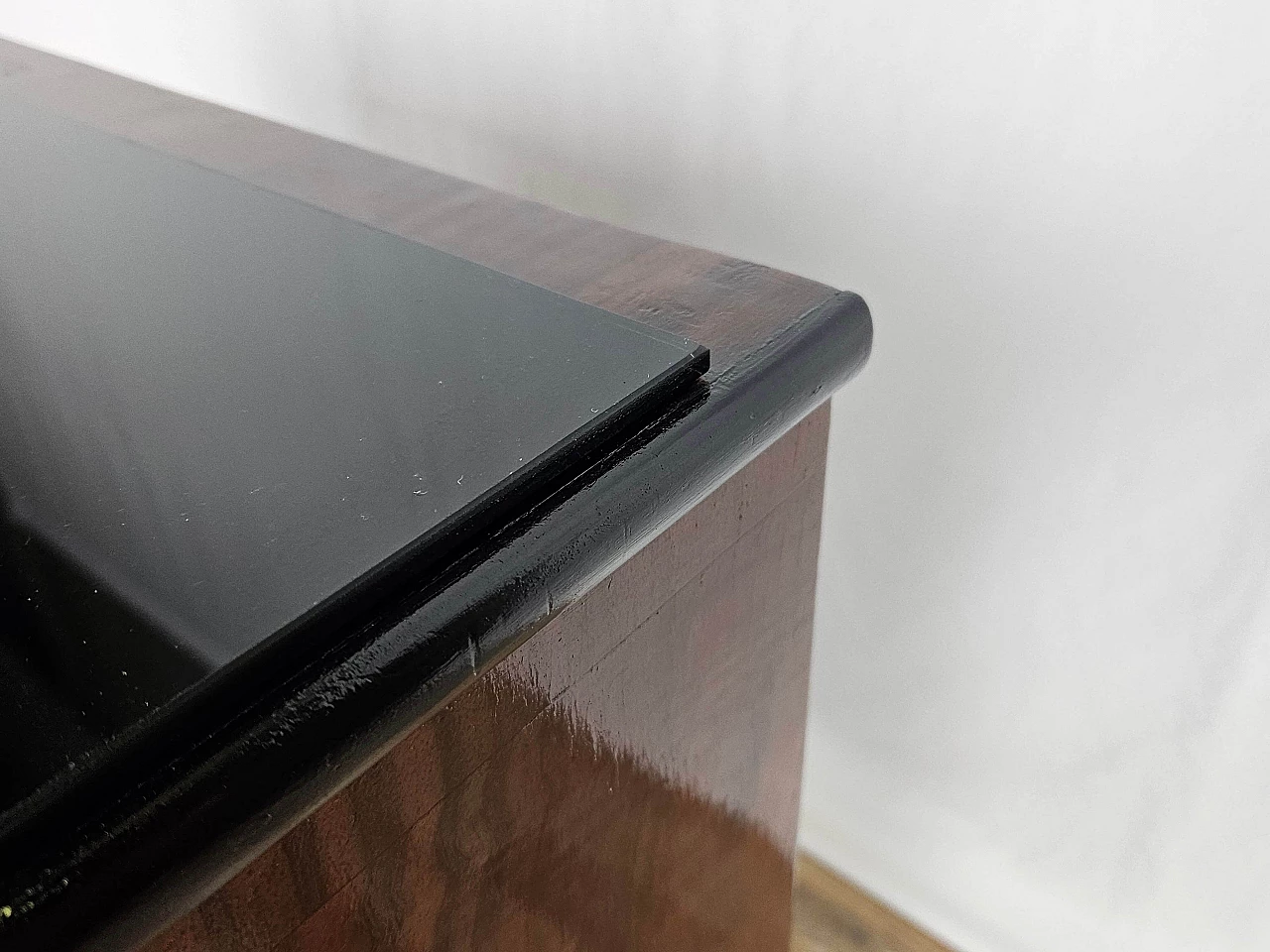 Pair of mahogany and ebony bedside tables with black glass top, 1950s 19