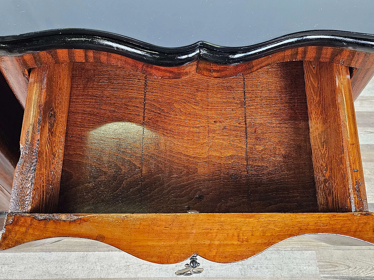 Pair of mahogany and ebony bedside tables with black glass top, 1950s 38