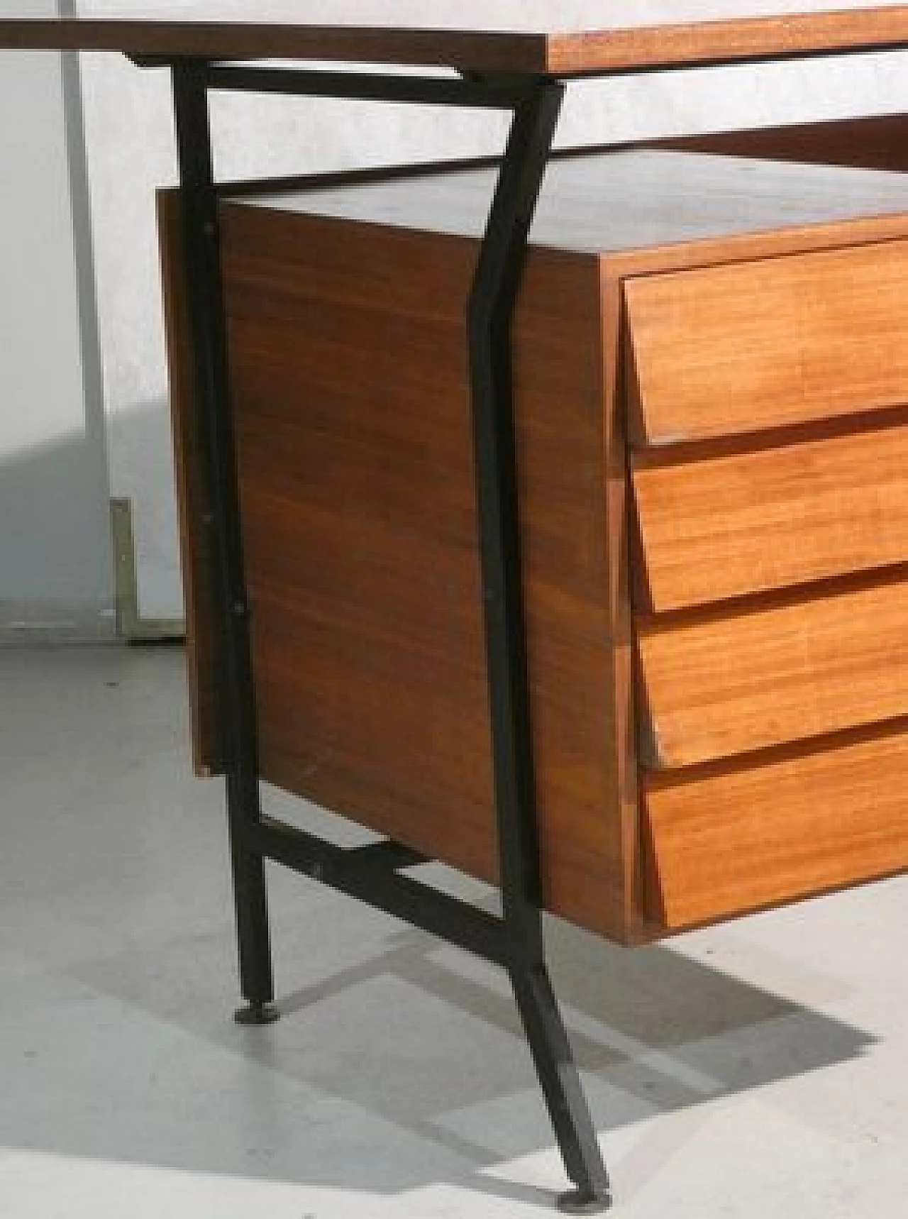 Scrivania impiallacciata teak con struttura in acciaio in stile danese, anni '60 8