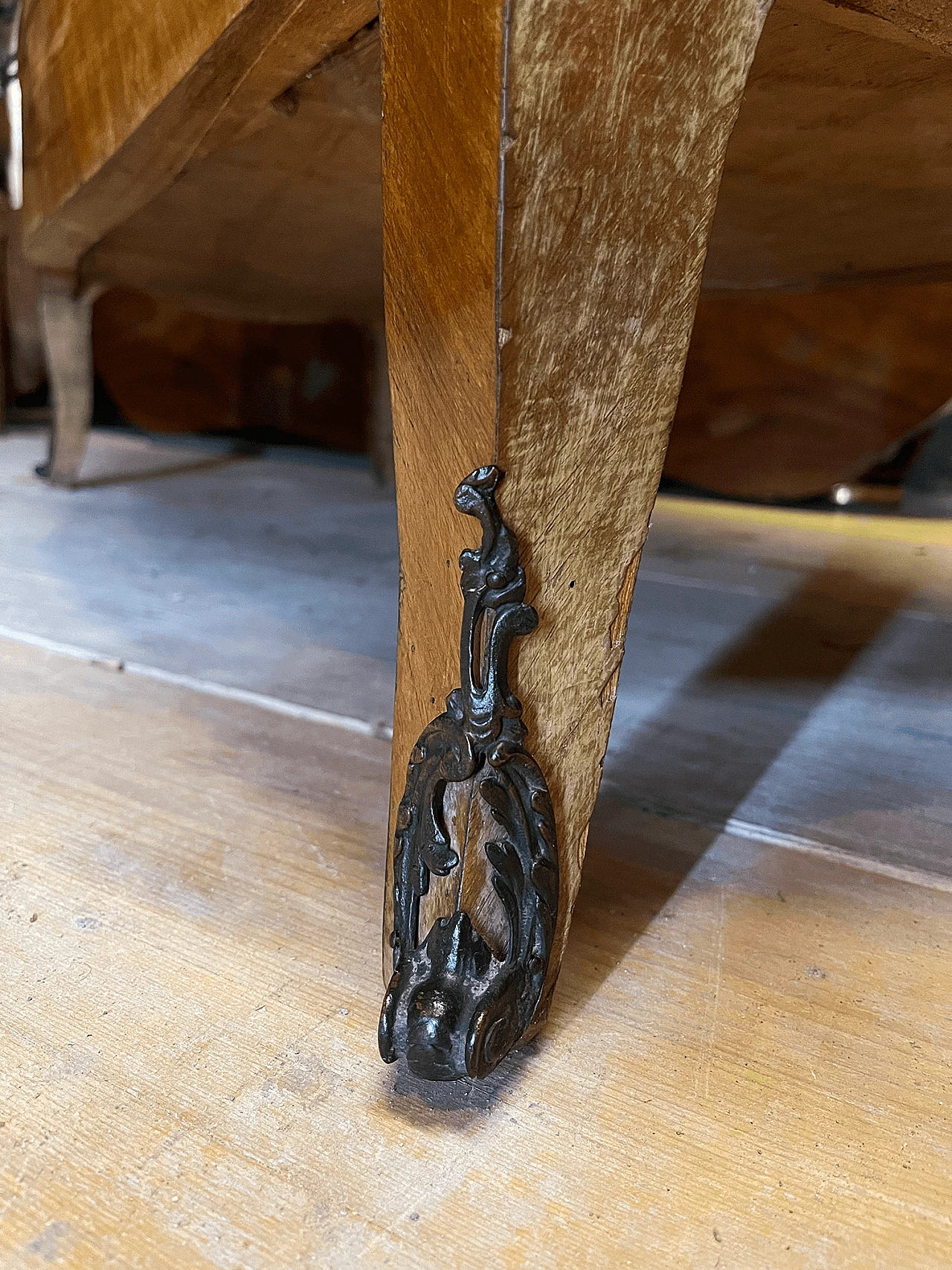 Cassettiera in legno massiccio con piano in marmo in stile Luigi XV, anni '50 12