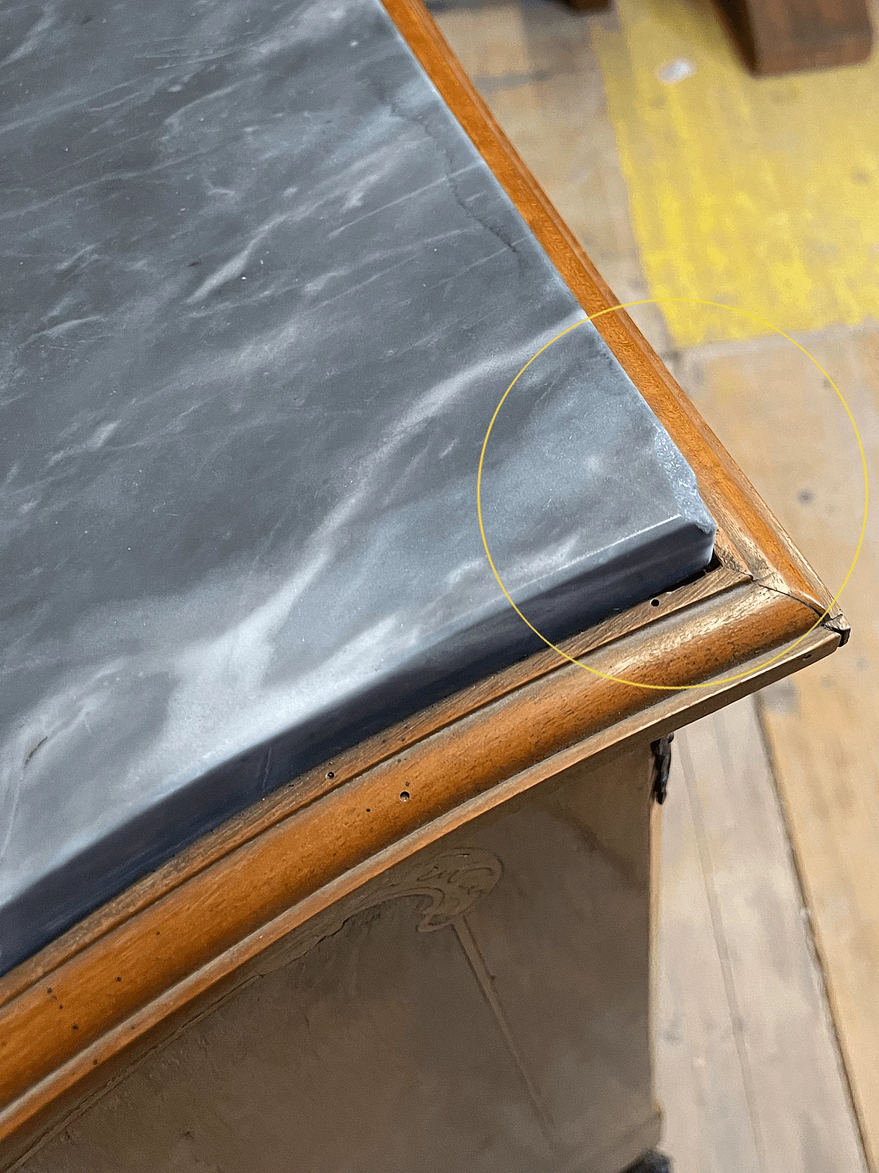 Cassettiera in legno massiccio con piano in marmo in stile Luigi XV, anni '50 22