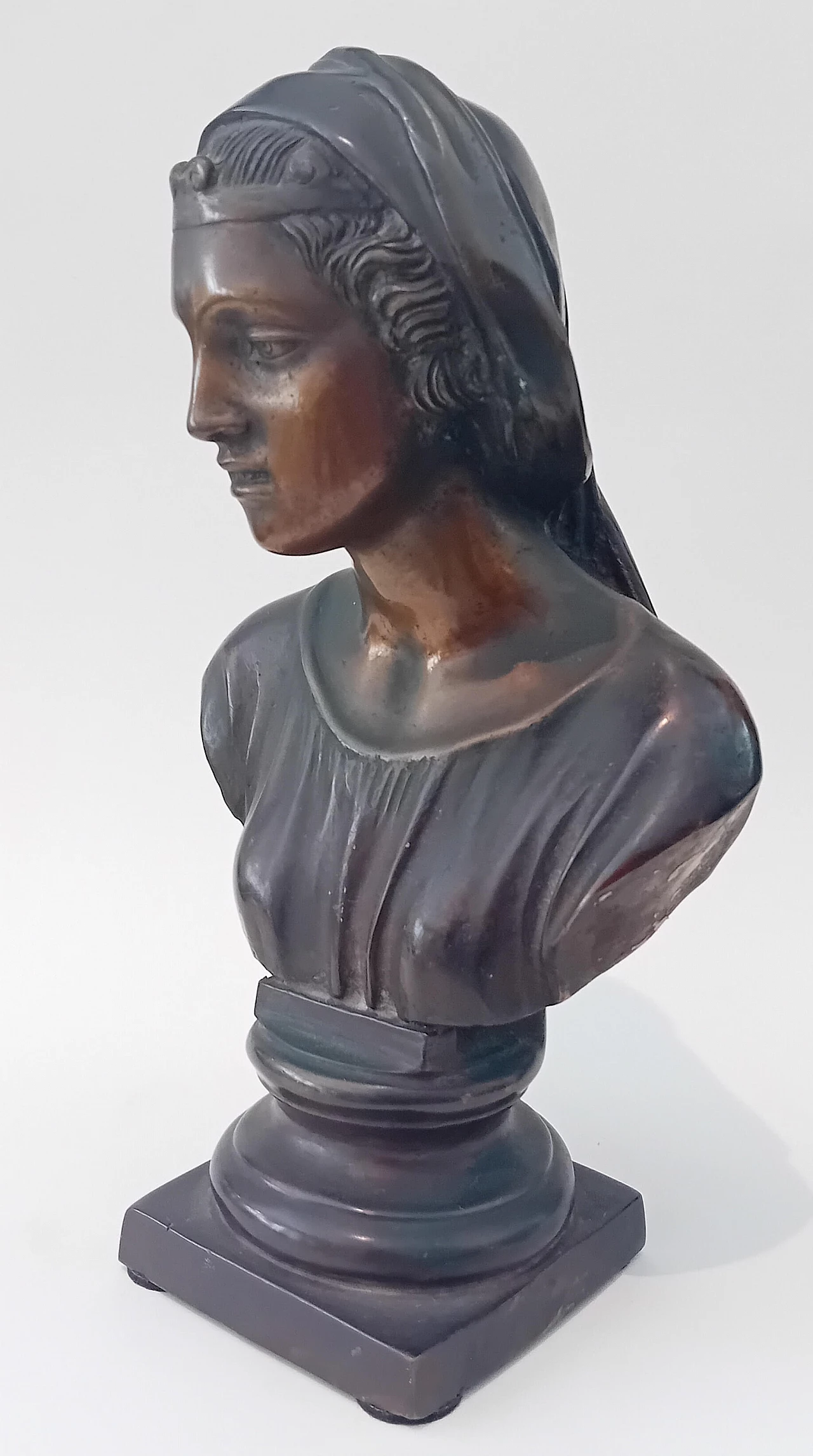 Girl sculpture in bronze with gilded patina, 19th century 1