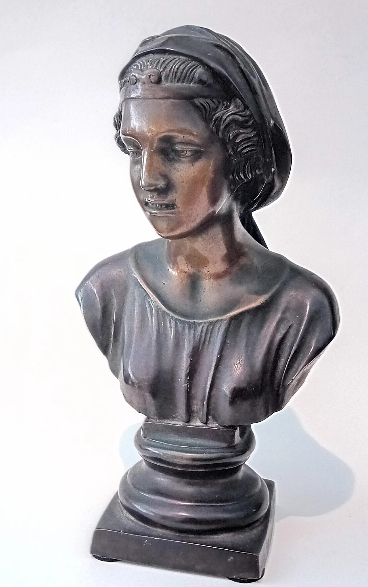 Girl sculpture in bronze with gilded patina, 19th century 2