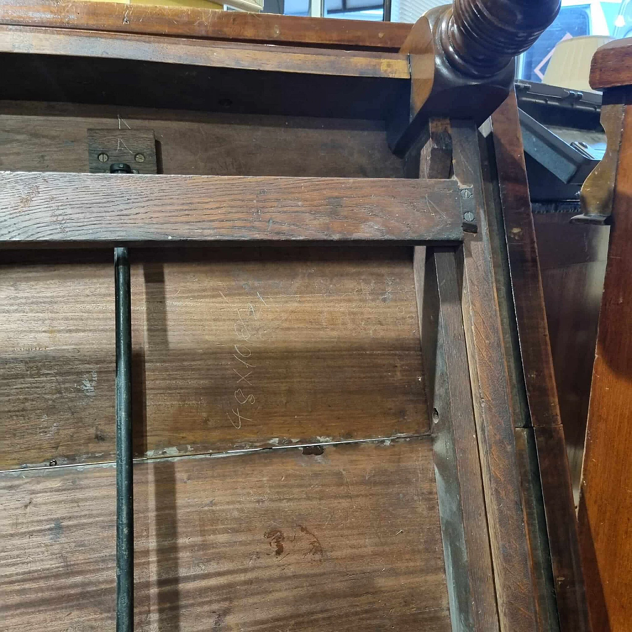 English mahogany extendable table with casters, late 19th century 6