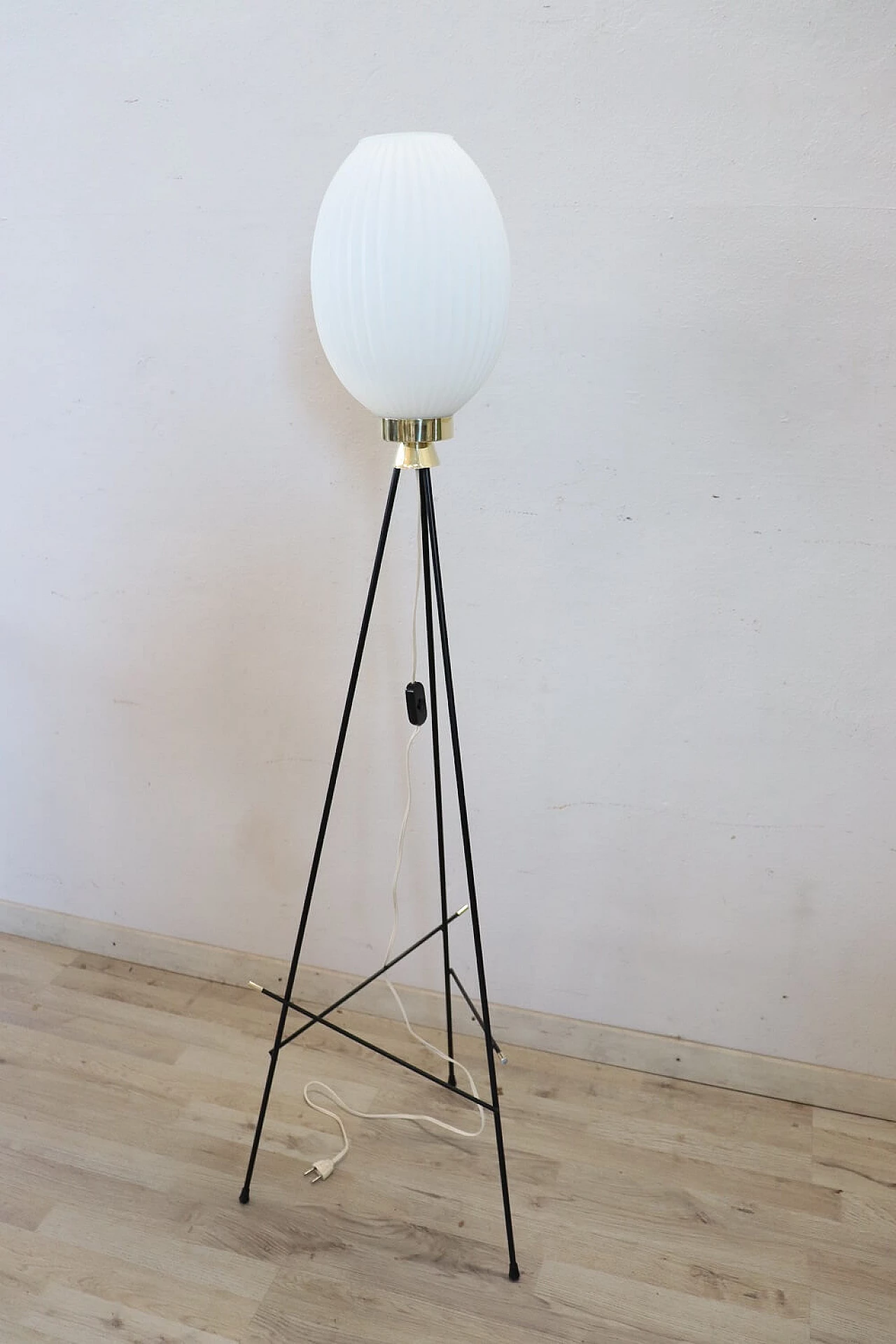 Stilnovo-style opaline glass and brass floor lamp, 1950s 10