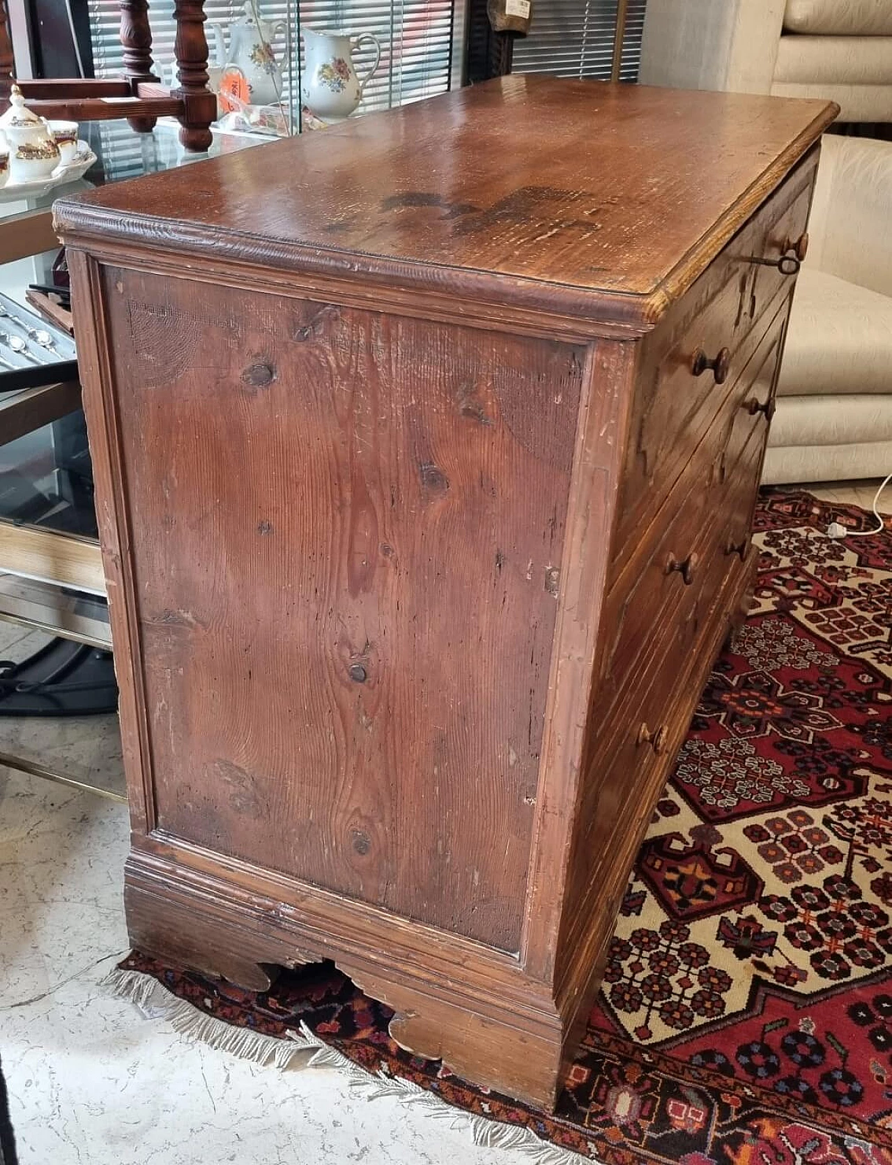 Emilian pine canterano commode, 17th century 2