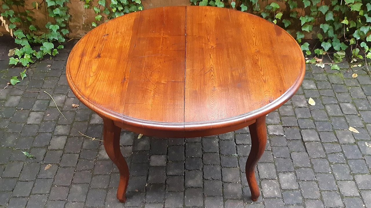 Oval extending table in cherry and oak, 19th century 1