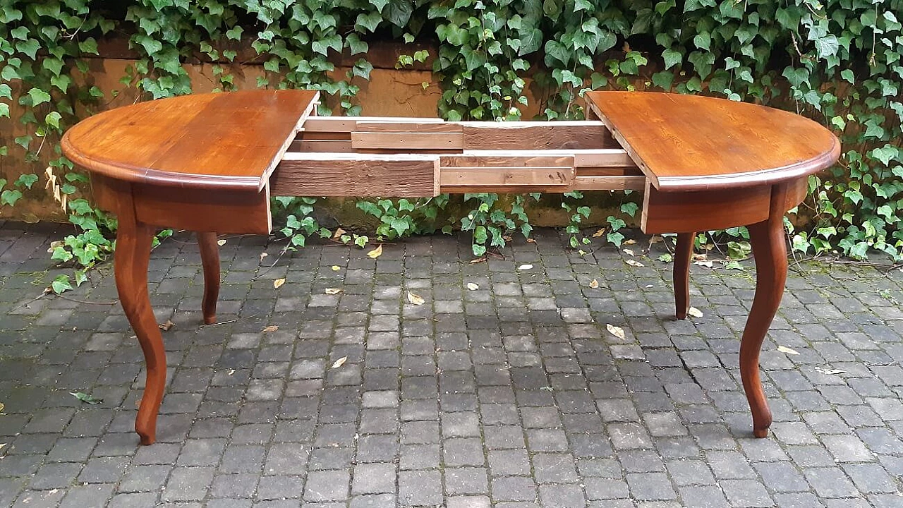 Oval extending table in cherry and oak, 19th century 2