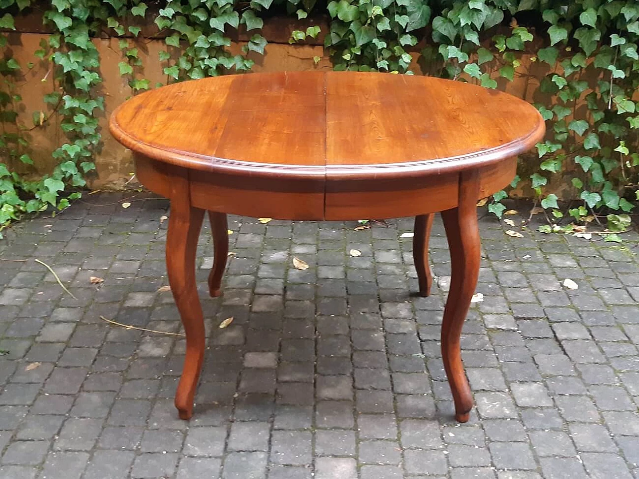 Oval extending table in cherry and oak, 19th century 5